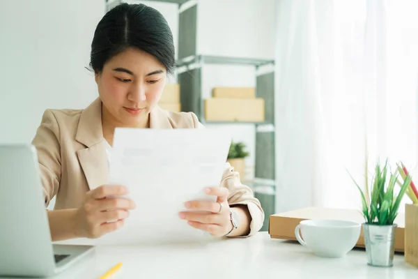 Young Asian Female Freelan Sit Reading Report Paper Online Clothing — kuvapankkivalokuva