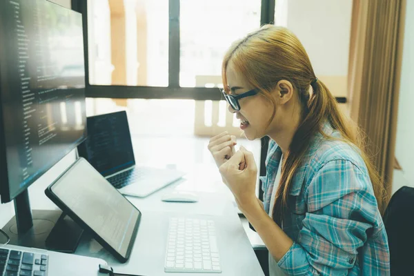 Programador Software Programación Codificación Mujer Negocios Que Trabaja Computadora Oficina — Foto de Stock