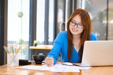 Businesswoman planning and analyse investment marketing data.