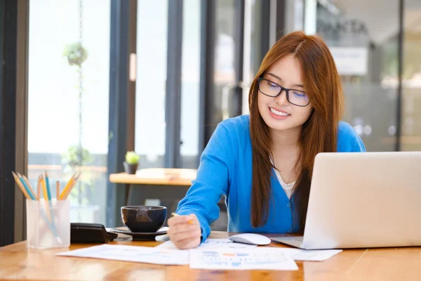 Empresária Planejando Analisando Dados Marketing Investimento — Fotografia de Stock