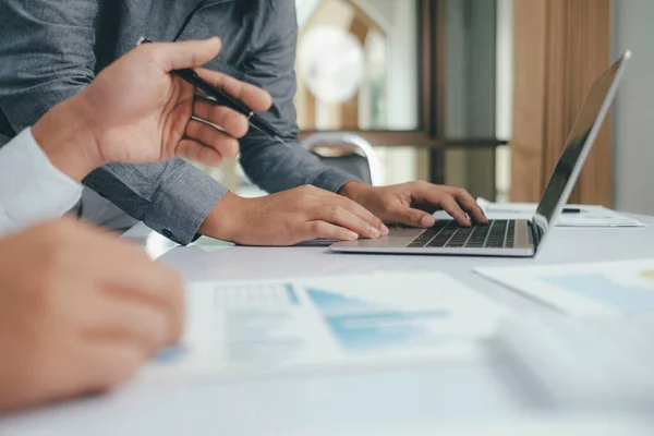 Close Asisan Businessman Teamwork Meeting Discussing Investment Data Report Graph — Stockfoto