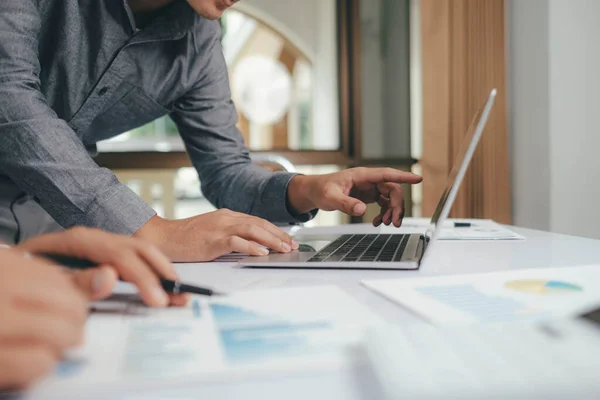 Close Asisan Businessman Teamwork Meeting Discussing Investment Data Report Graph — Stockfoto