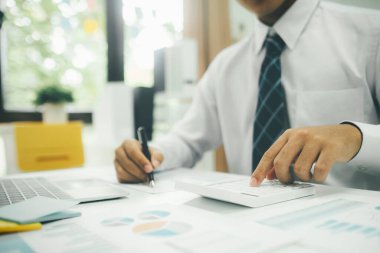 Yatırım pazarlama verilerini planlayan ve analiz eden işadamı.