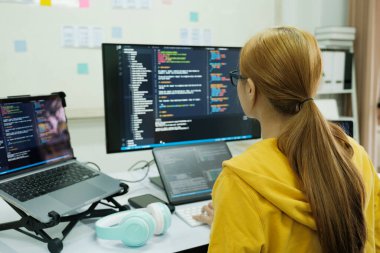 Programcı kodlama ve programlama yazılımı. İş kadını ofiste bilgisayarla çalışıyor..