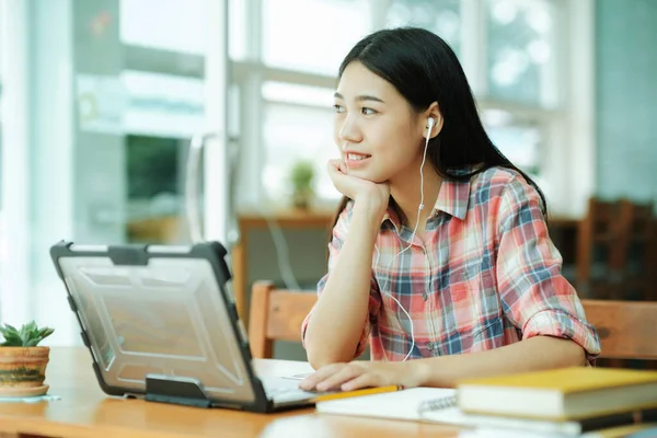 Young Asian Woman Student Study Offsite Her Using Laptop Learning — ストック写真