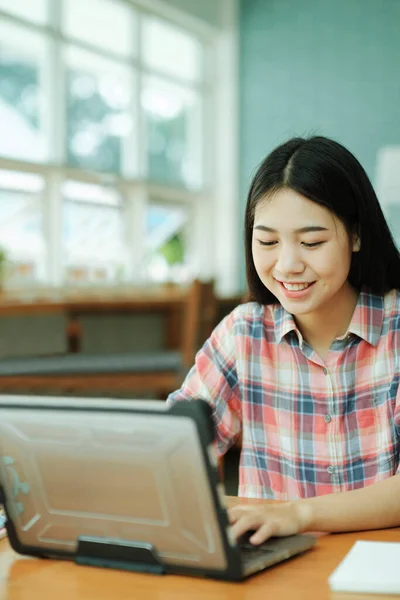 Young Asian Woman Student Study Offsite Her Using Laptop Learning — ストック写真