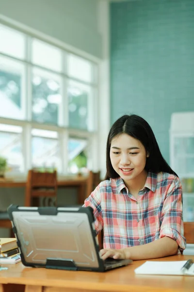 Young Asian Woman Student Study Offsite Her Using Laptop Learning — ストック写真