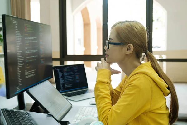 Programador Software Programación Codificación Mujer Negocios Que Trabaja Computadora Oficina — Foto de Stock