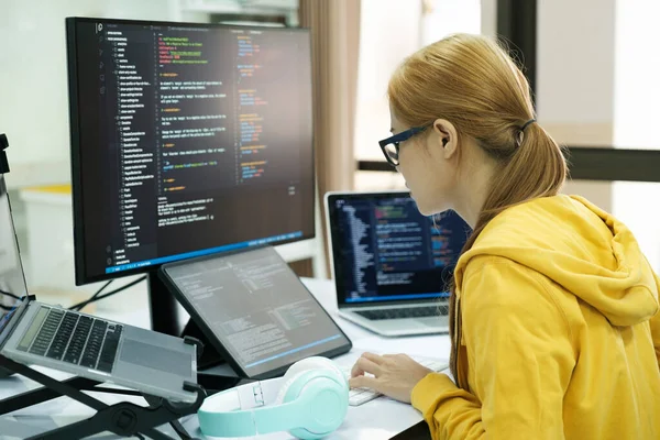 Программист Кодирует Программирует Программное Обеспечение Деловая Женщина Работает Компьютером Офисе — стоковое фото
