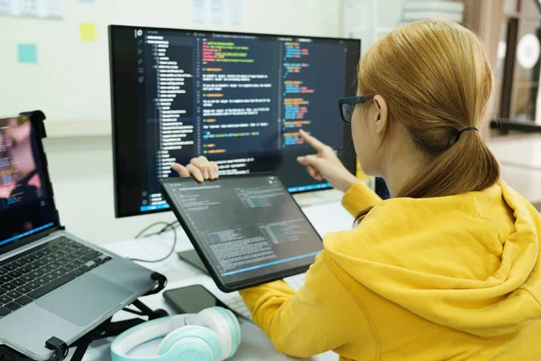 Programador Codificação Software Programação Mulher Negócios Que Trabalha Computador Escritório — Fotografia de Stock