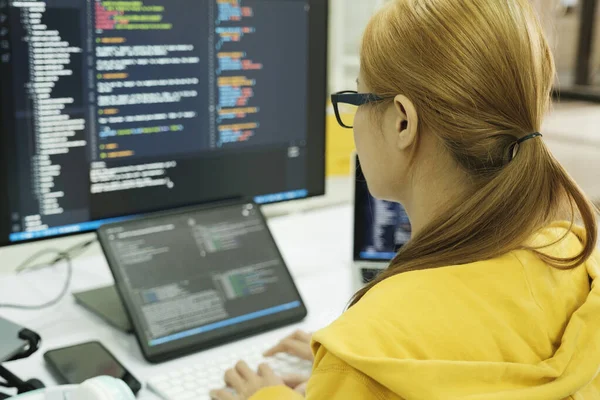 Kapat Programcı Kodlama Programlama Yazılımı Kadını Ofiste Bilgisayarla Çalışıyor — Stok fotoğraf