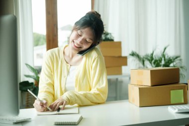 Asyalı işletme sahibi her zaman müşteriyle irtibatı koparmaz. Çevrimiçi İş ve Çevrimiçi Satıcı.