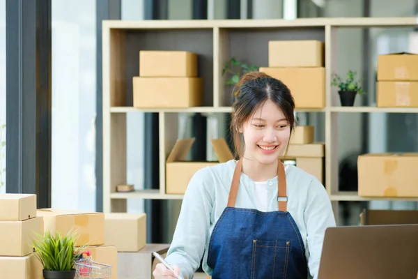 Online Small Business Owner Checking Order Writing Address Parcel Box — Stockfoto