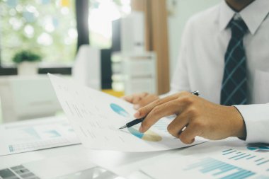 Yatırım pazarlama verilerini planlayan ve analiz eden işadamı.