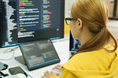 Kapat Programcı kodlama ve programlama yazılımı. İş kadını ofiste bilgisayarla çalışıyor..