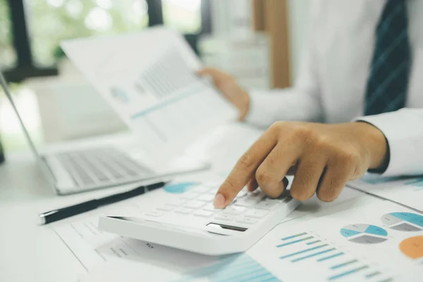 Affärsman Planerar Och Analyserar Data Marknadsföring Investeringar — Stockfoto