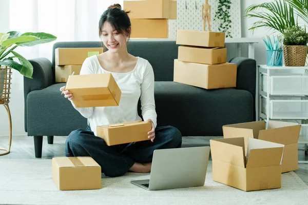 Startup Small Asian Businesswoman Owner Using Laptop Computer Checking Accepting — Stockfoto