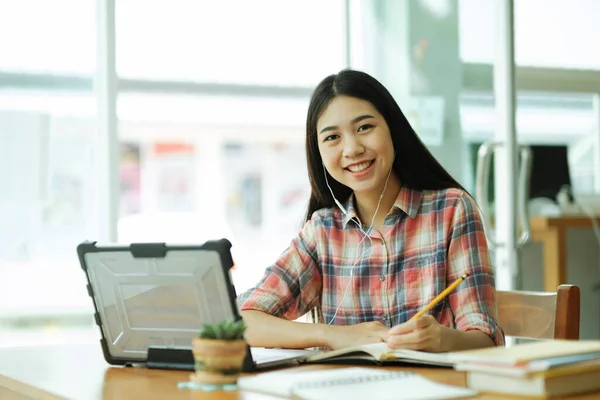 Young Asian Woman Student Study Offsite Her Using Laptop Learning — Stock Photo, Image