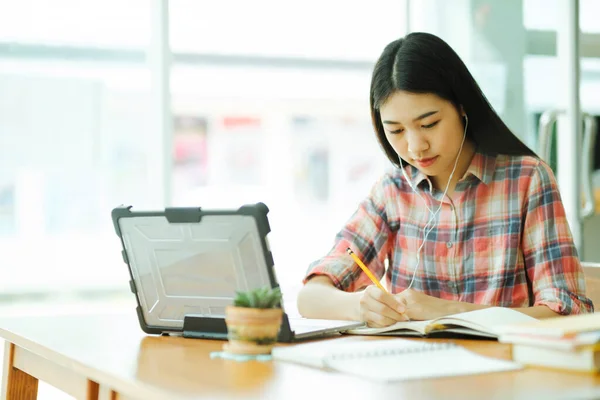 Young Asian Woman Student Study Offsite Her Using Laptop Learning — Fotografia de Stock