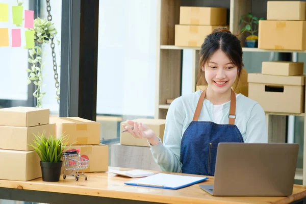 Startup Small Asian Businesswoman Owner Using Laptop Computer Checking Accepting — Fotografia de Stock