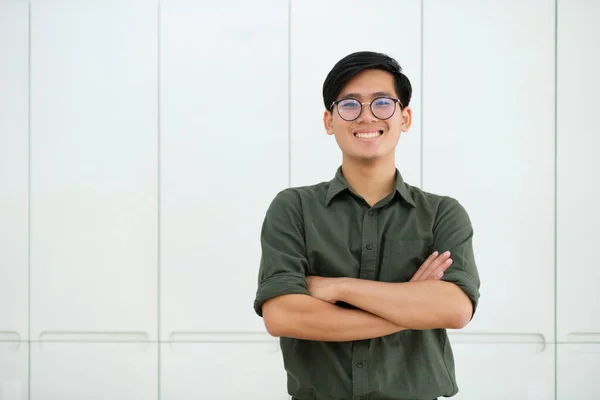 Portrait Young Asian Confident Man Arms Crossed Smiling Camera — Stock Photo, Image