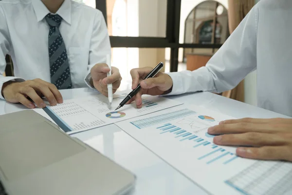 Close Asisan Businessman Teamwork Meeting Discussing Investment Data Report Graph — Stockfoto