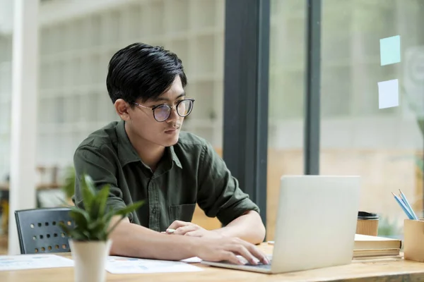 Young Asian Startup Businessman Planning Analyse Investment Marketing Data — Stockfoto