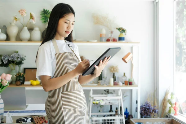 Young Businesswoman Start Checking Inventory Small Business Businesswoman Checking Inventory — Stockfoto
