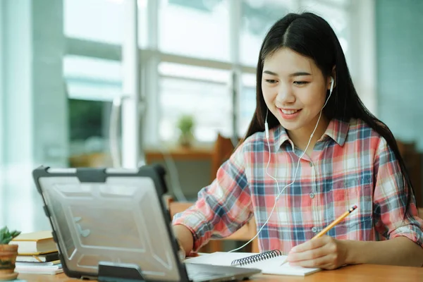 Молода Азіатка Вчиться Офісі Використання Ноутбука Навчання Інтернеті Використання Навушників — стокове фото