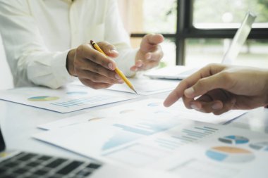 Girişim Asya iş ekibi çalışması bilgisayar dizüstü bilgisayarındaki yatırım pazarlama verilerini analiz eder, finans toplantısı.