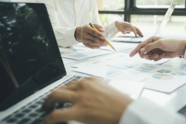 Girişim Asya iş ekibi çalışması bilgisayar dizüstü bilgisayarındaki yatırım pazarlama verilerini analiz eder, finans toplantısı.