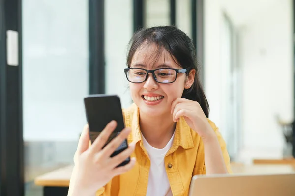 Junge Asiatische Studentinnen Studieren Hause Mit Laptop Und Lernen Online — Stockfoto
