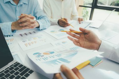 Girişim Asya iş ekibi çalışması bilgisayar dizüstü bilgisayarındaki yatırım pazarlama verilerini analiz eder, finans toplantısı.