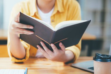 Çok kitap okumak için sıkıcı Asyalı ciddi bir genç kadın. Öğrenci yurtta sıkı çalışıyor..