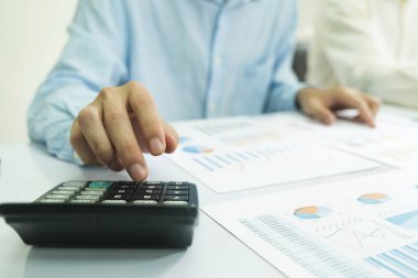 Girişim Asya iş ortaklığını kapatın yatırım pazarlama verilerini analiz edin ve hesap makinesi ve finans toplantısı kullanın.