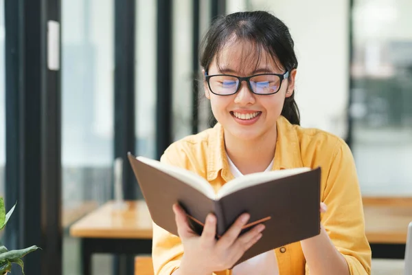 Счастливая Молодая Азиатка Скучная Читать Много Книг Студент Изучающий Жесткий — стоковое фото