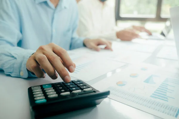 Close Azjatycki Zespół Biznesowy Analizuje Dane Marketingowe Inwestycji Kalkulator Wykorzystania — Zdjęcie stockowe