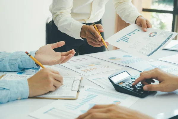 Startup Aziatische Business Teamwork Analyseren Investering Marketing Gegevens Gebruik Calculator — Stockfoto