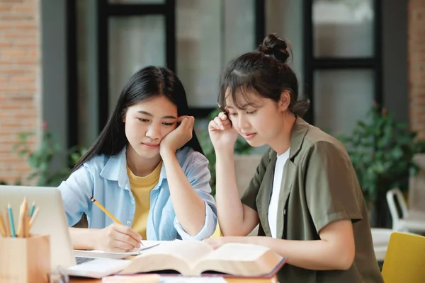 Duas Jovens Estudando Para Teste Exame Livros Explicações Com Amigos — Fotografia de Stock