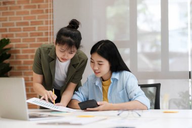Girişim Asya iş ekibi çalışması bilgisayar dizüstü bilgisayarındaki yatırım pazarlama verilerini analiz eder, finans toplantısı.