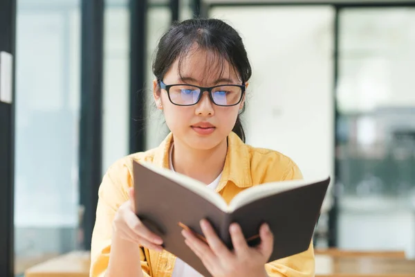 Несчастная Молодая Азиатка Скучная Читать Много Книг Студент Изучающий Жесткий — стоковое фото