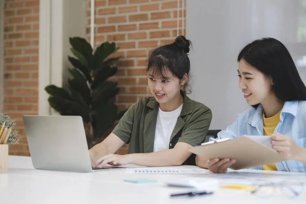 스타트업 기업의 워크는 마케팅 데이터를 컴퓨터 회의에서 합니다 — 스톡 사진