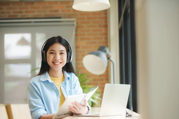 Happy Young Woman Learning Studying Online Using Laptop While Sitting — Stock Photo, Image