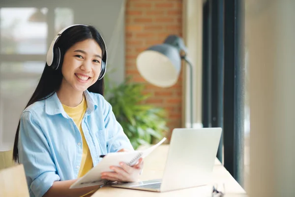 Feliz Joven Mujer Aprendiendo Estudiando Línea Utilizando Ordenador Portátil Mientras — Foto de Stock