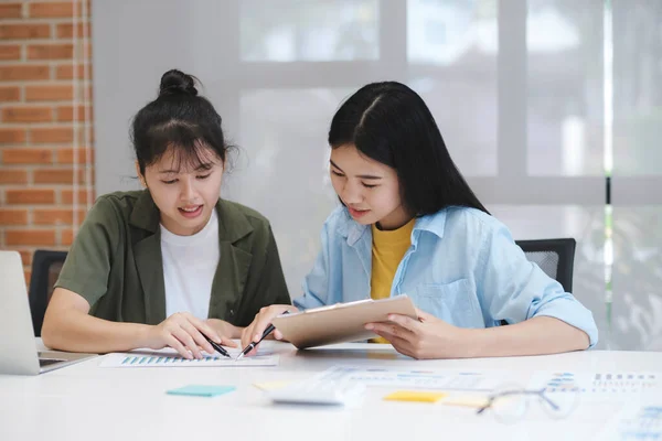 Inicialização Asiático Trabalho Equipe Negócios Analisar Dados Marketing Investimento Laptop — Fotografia de Stock