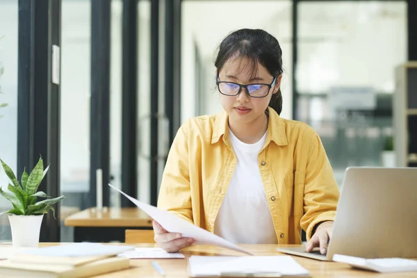 Sorrindo Asiático Mulher Negócios Line Trabalhando Laptop Casa Escritório Jovem — Fotografia de Stock