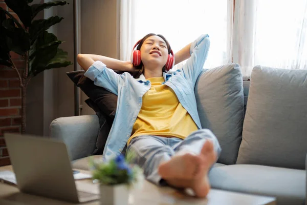 Dinlen Rahatla Kavramı Mutlu Bir Kadın Evdeki Kanepeye Yaslanıp Müzik — Stok fotoğraf