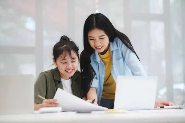Jovem Asiático Universitários Universitários Estudando Aprender Discutir Trabalho Computador Conceito — Fotografia de Stock