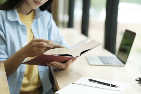 Närbild Kvinna Studera Och Läsa Bok Bredvid Fönstren Kvinna Hålla — Stockfoto