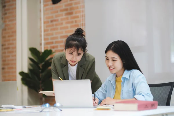 Młodzi Studenci Studiów Azjatyckich Dyskutują Temat Pracy Komputerze Edukacji Koncepcyjnej — Zdjęcie stockowe